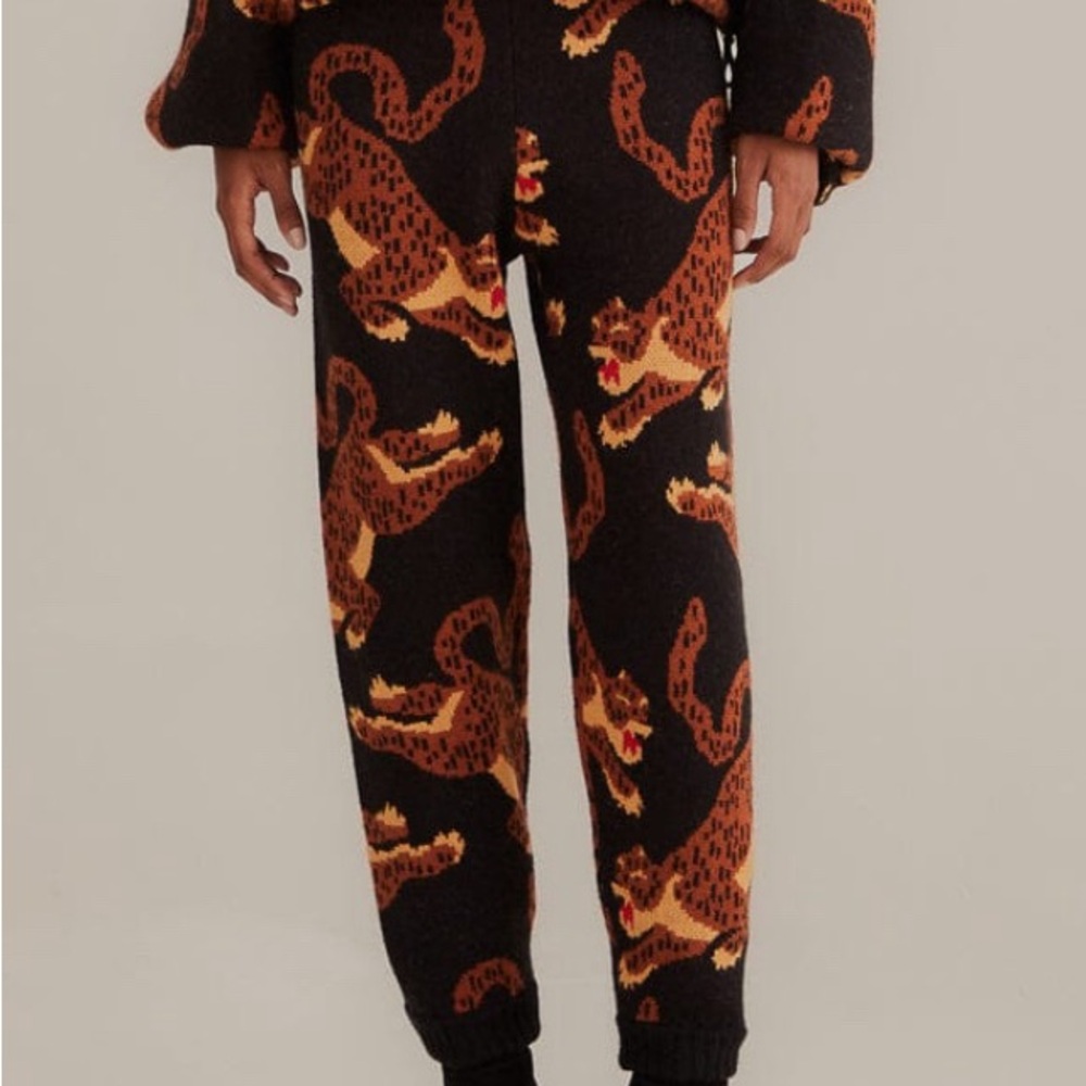 ISO FARM RIO BLACK JAGUAR KNIT PANTS! Size S. Thanks!